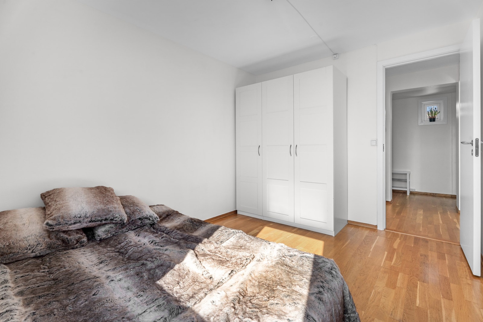 Det er gode oppbevaringsmuligheter i garderobeskapet. Galleribilde