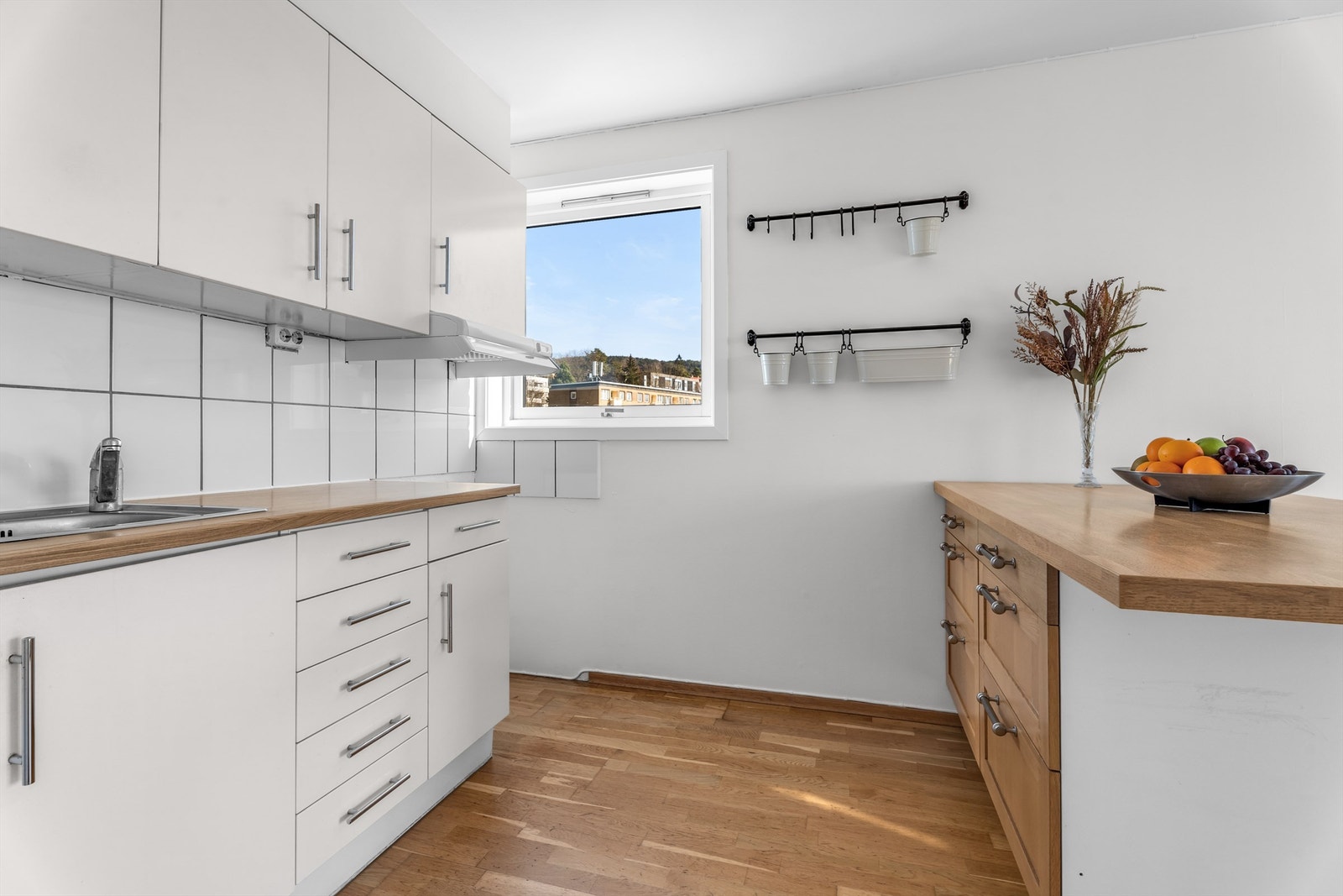 Leiligheten ligger på enden/hjørnet av bygget, med lysinnslipp fra tre himmelretninger. Galleribilde