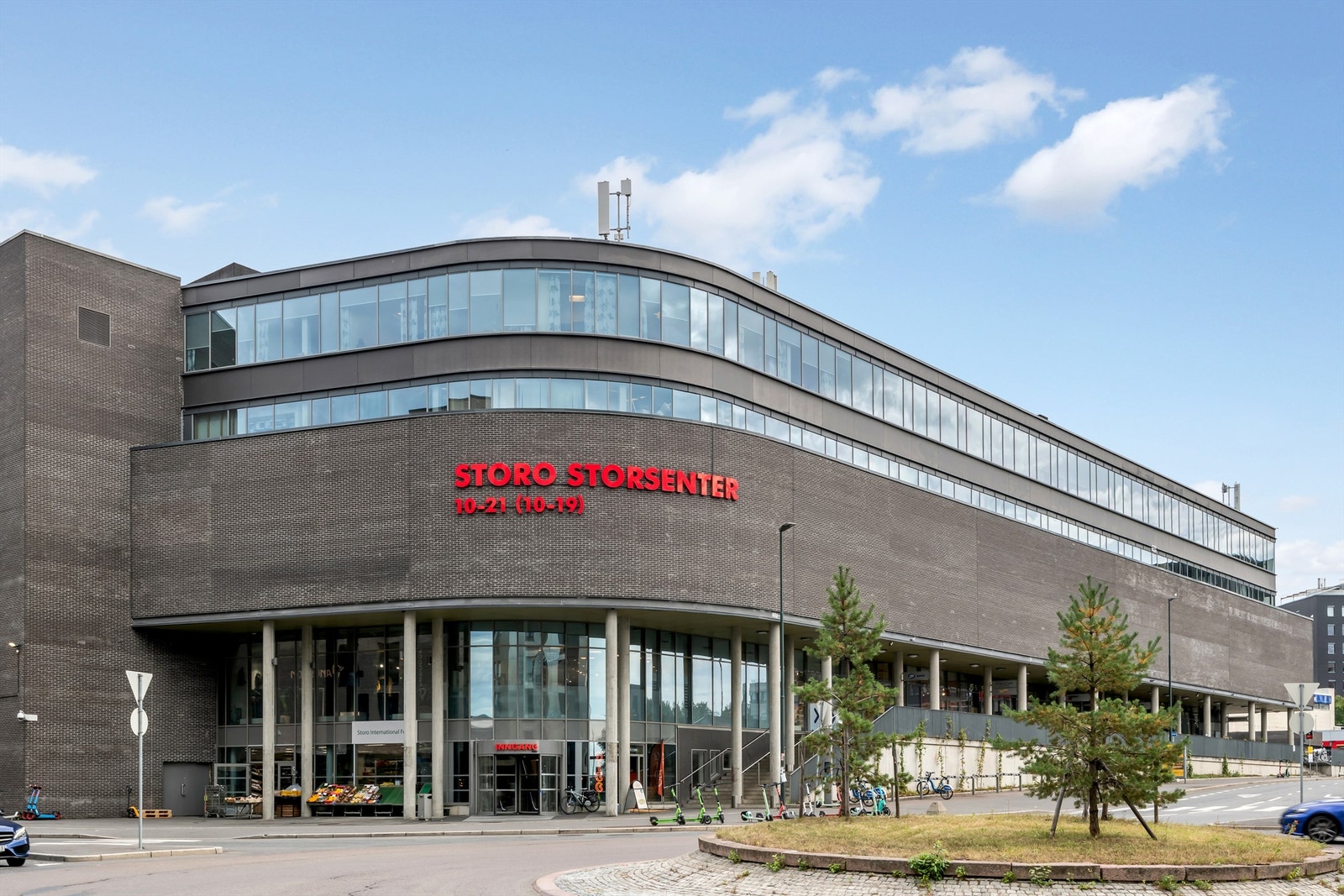 Kun 5 minutters gange fra leiligheten finner du Storo Storsenter, et av Norges største kjøpesentre, med 140 butikker, kafeer, spisesteder og helsetjenester. Galleribilde