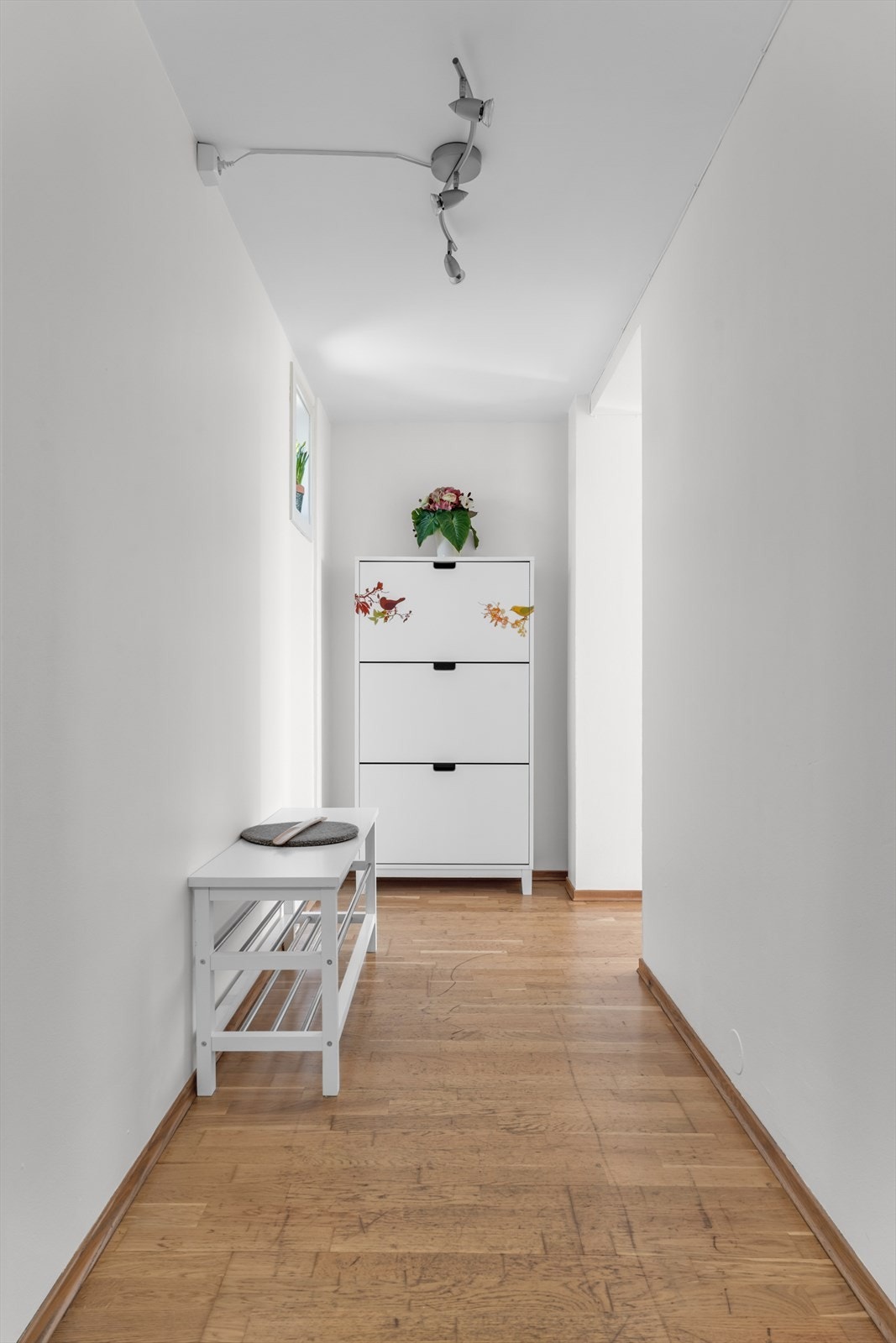 I gangen kan du enkelt henge fra deg yttertøy på knaggrekken, og det er også plass til et praktisk skoskap, noe som gjør det lett å holde orden. Velkommen til en hyggelig visning. Galleribilde