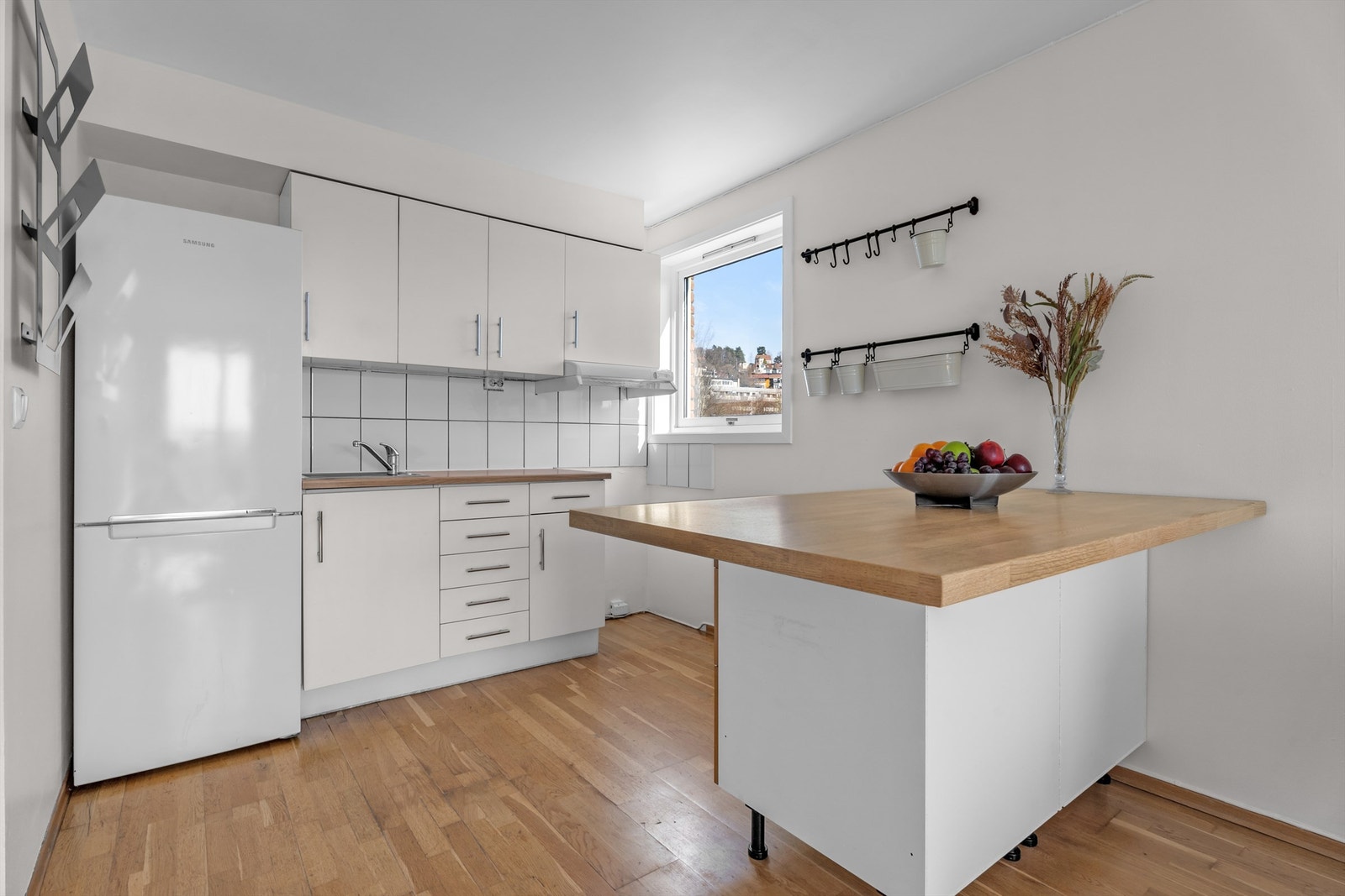 På kjøkkenet har du god skap- og benkeplass som gjør arbeidsforholdene bra når du skal lage middag. Galleribilde