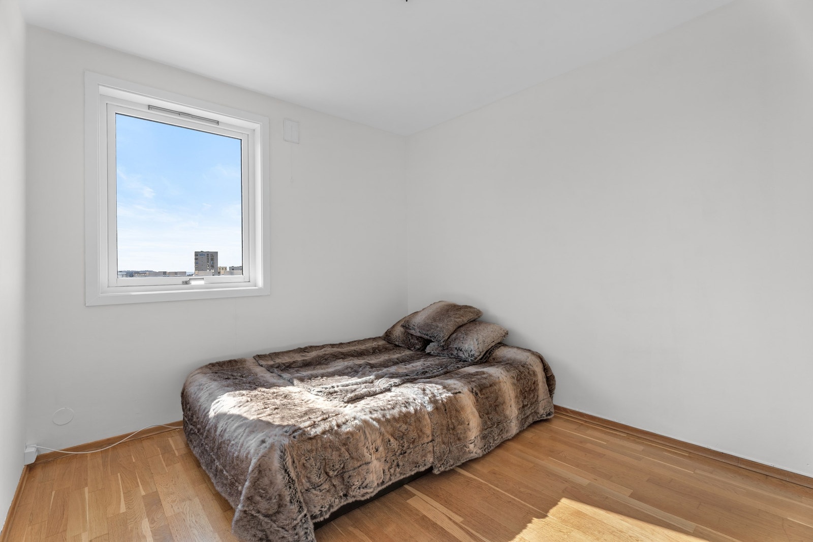 Soverommet er av god størrelse med plass til dobbeltseng, nattbord og øvrige møbler. Galleribilde