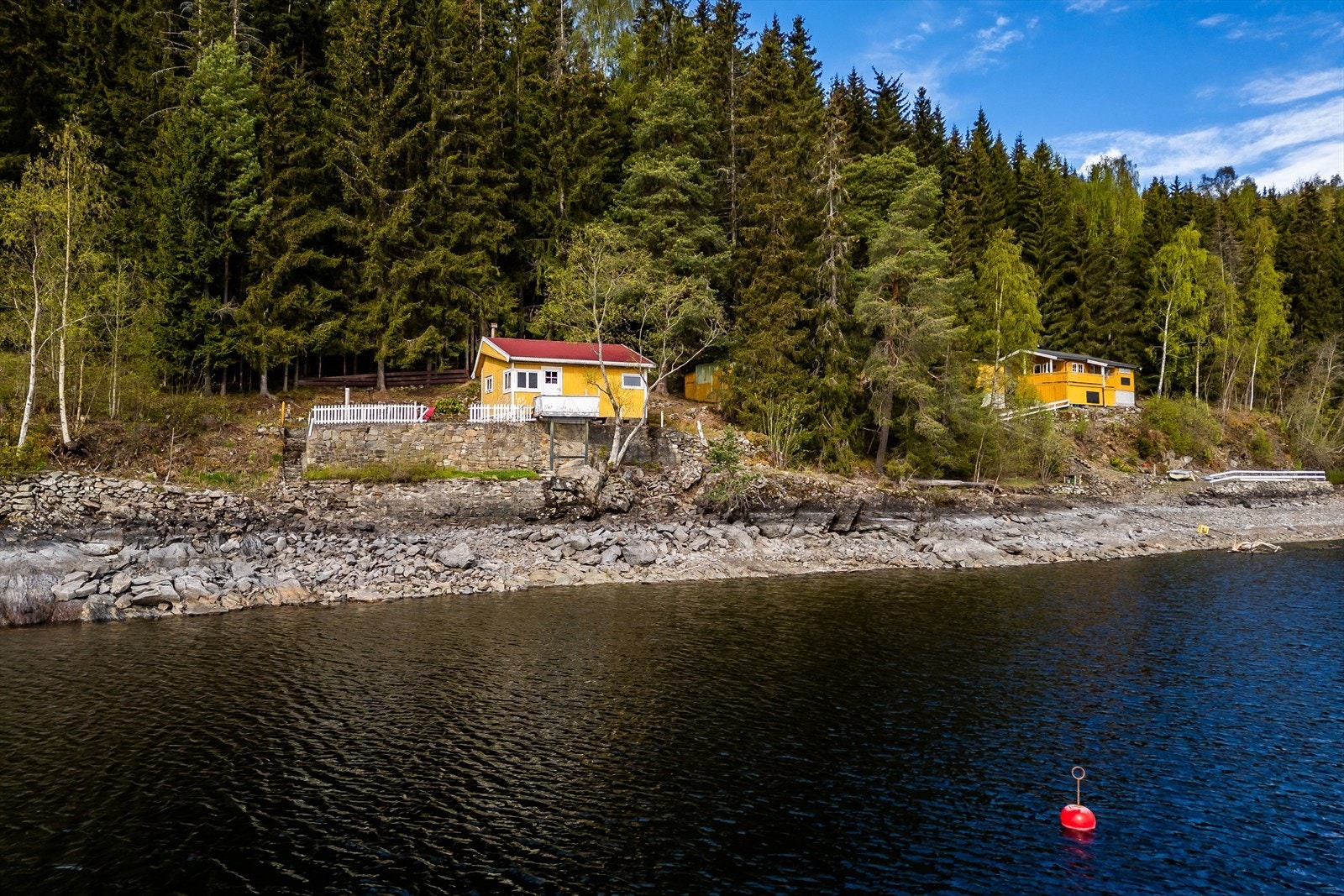 Hytta ligger idylisk til rett ved Mjøsa. Galleribilde