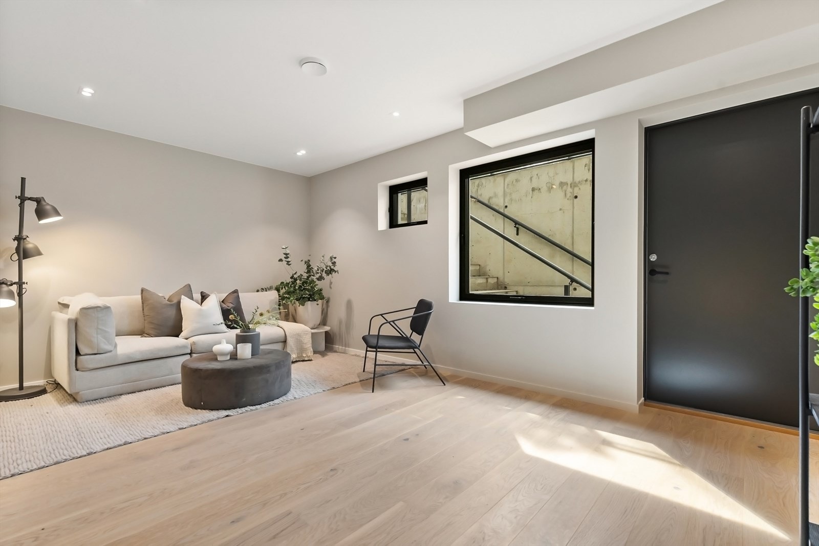 Kjellerstue med egen inngang. Galleribilde