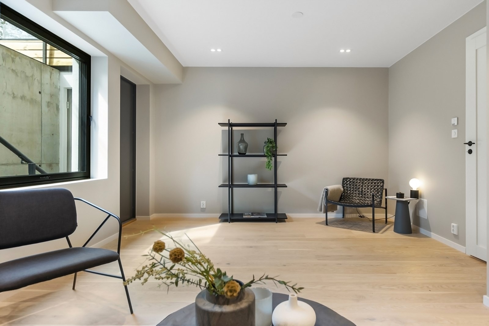 Kjellerstue med egen inngang. Galleribilde