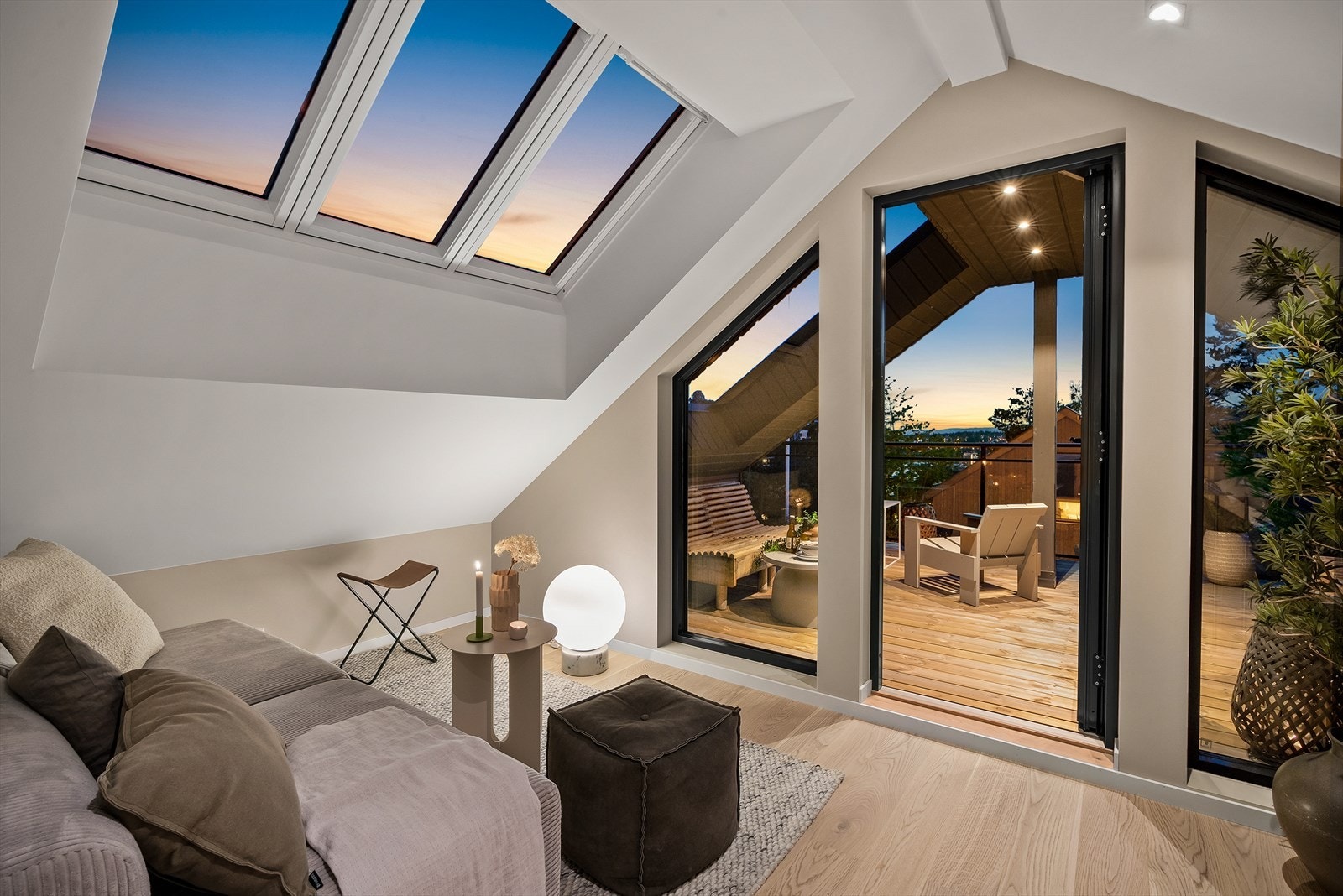 Fra stuen i toppetasjen er det utgang til takterrasse. Galleribilde