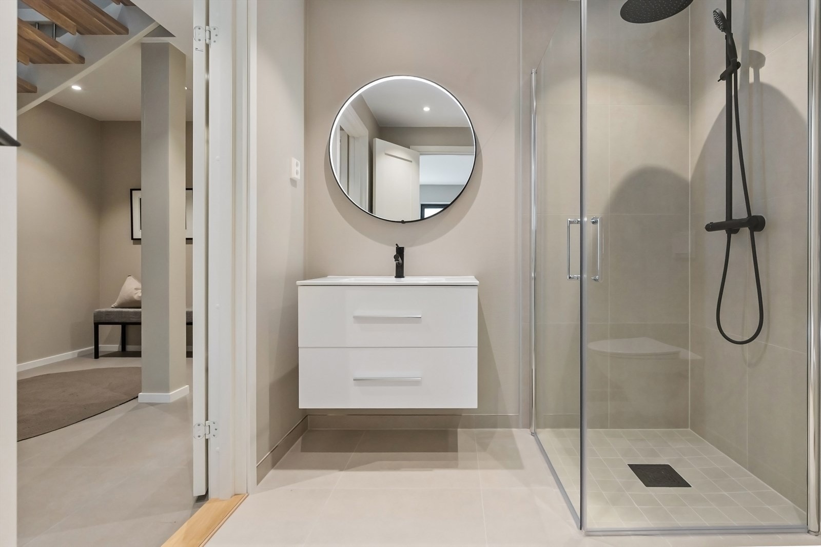 Pent flislagt bad i underetasjen. Galleribilde