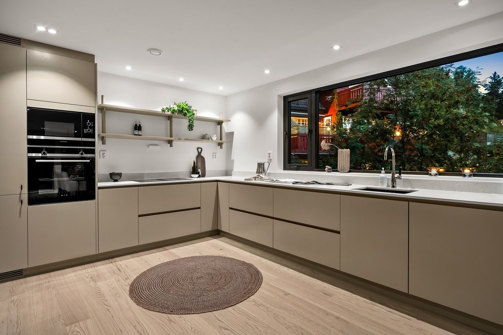 Romslig kjøkken fra Kvänum med integrerte hvitevarer fra Siemens. Galleribilde