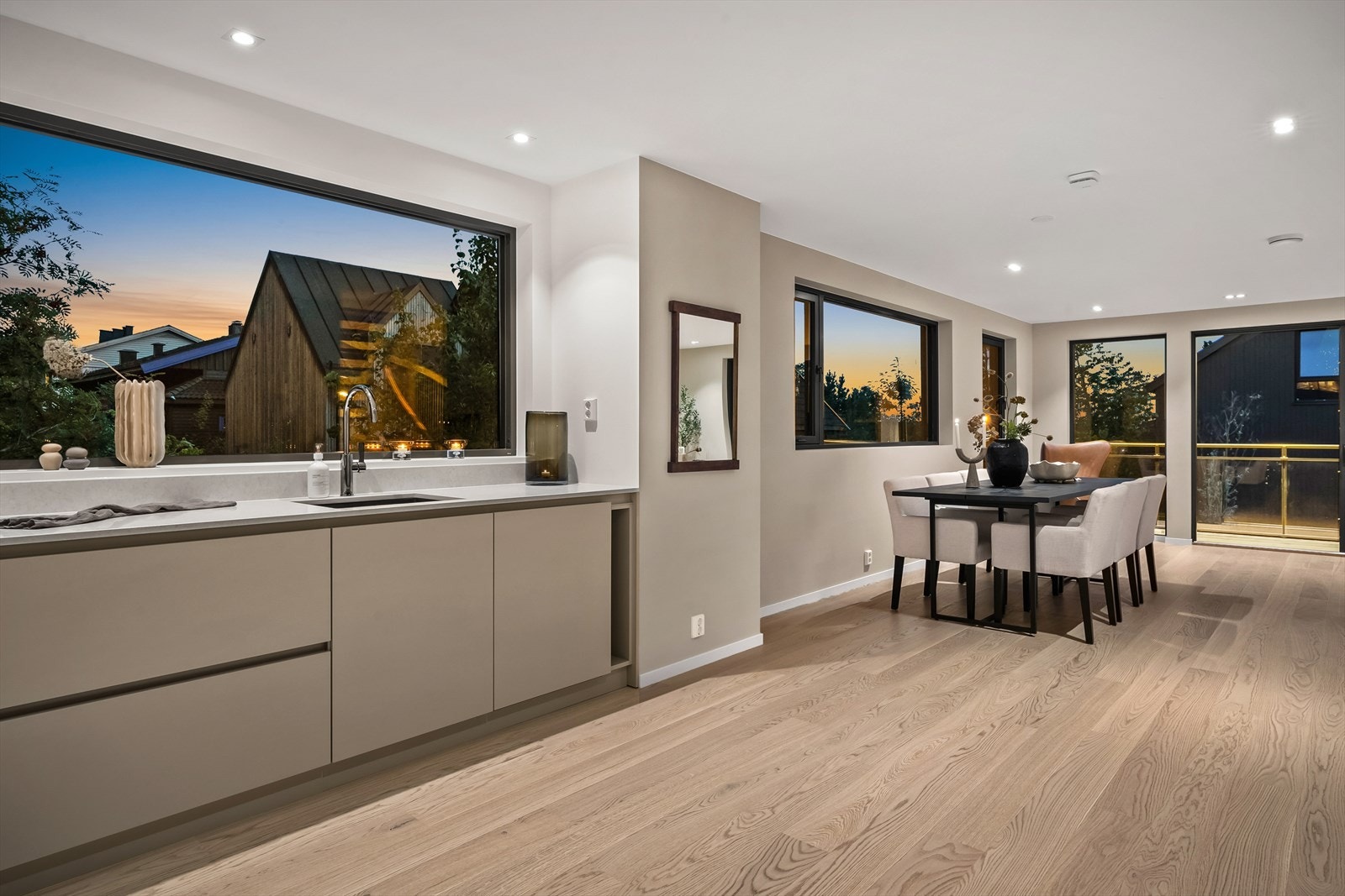 Stue/kjøkken er totalt på over 50 kvm. Galleribilde