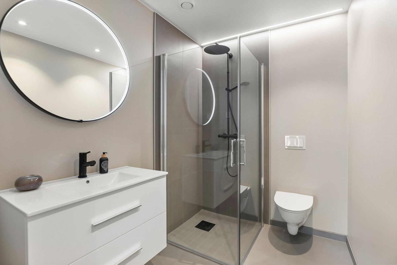 Baderomsinnredning fra Linn bad og moderne vvs-utstyr. Galleribilde