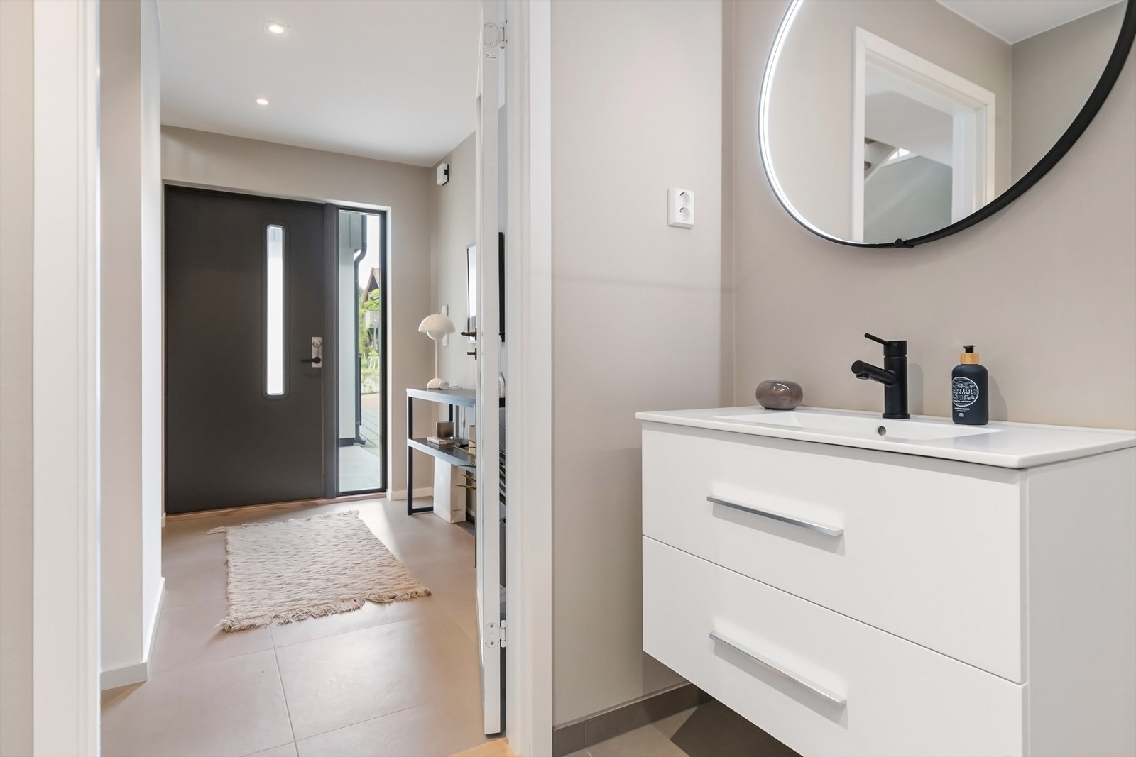 Flislagt entré i hovedetasje. Downlights i himling. Galleribilde