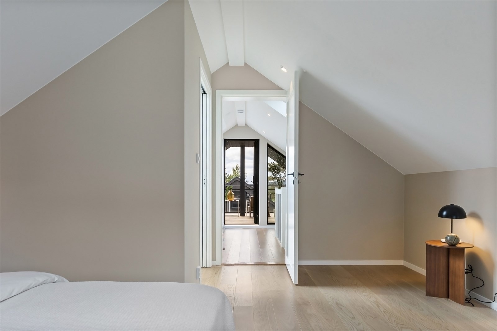 Store vindusflater og skråtak. Galleribilde