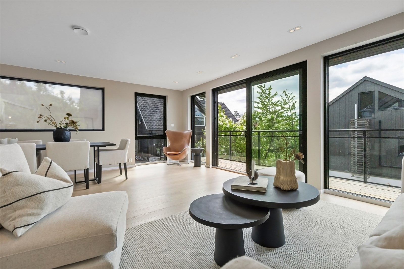 Stuen/kjøkkenet får rikelig med naturlig lys gjennom alle de store vindusflatene. Galleribilde