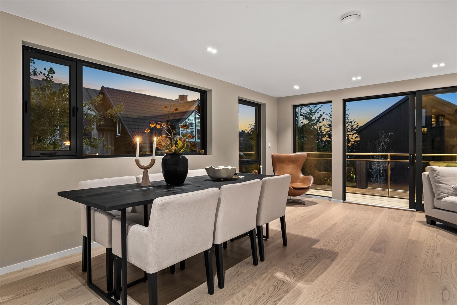 Romslig oppholdssone med god plass til spisestue. Galleribilde