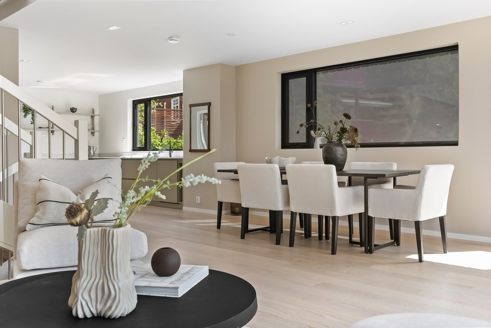 Det er god plass til romslig spisestue. Galleribilde