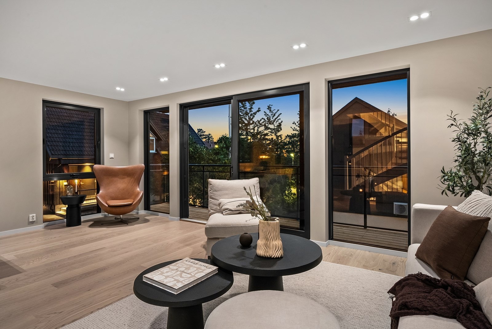 Stue med utgang til balkong. Galleribilde