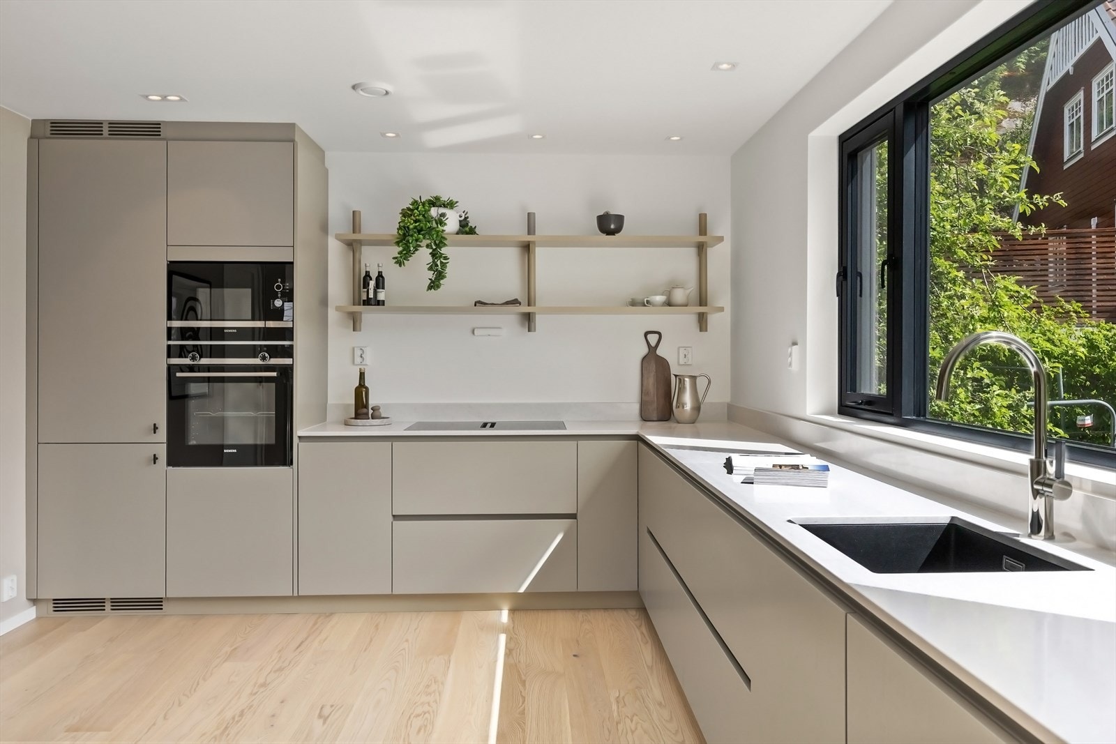 Kjøkkenet har god skap- og benkeplass. Galleribilde