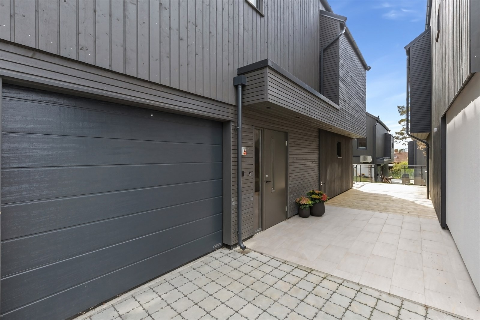 Boligen inneholder garasje med bilheis. Galleribilde