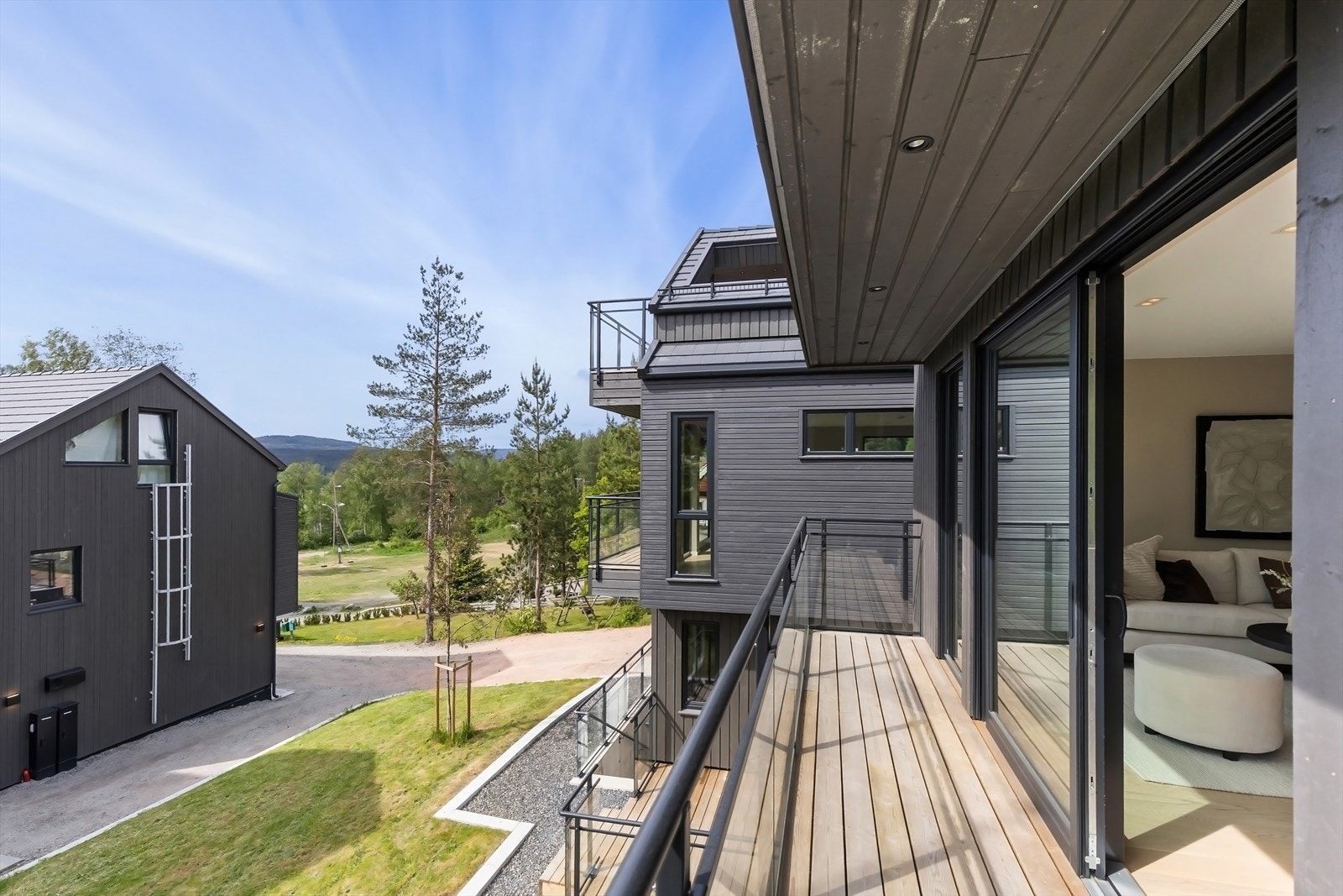 Balkong med utgang fra stue. Galleribilde