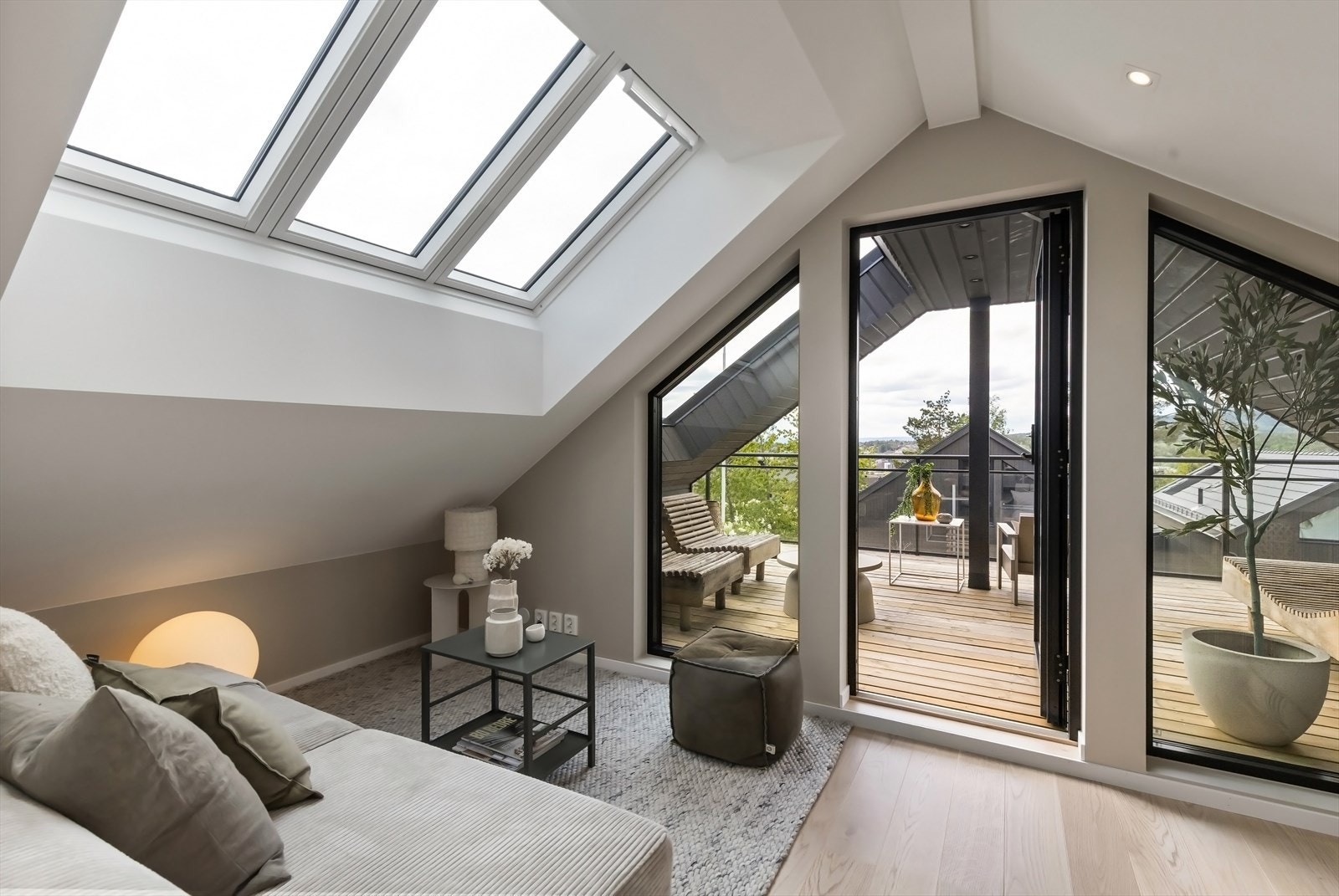 Stue i toppetasjen med utgang til takterrasse. Galleribilde