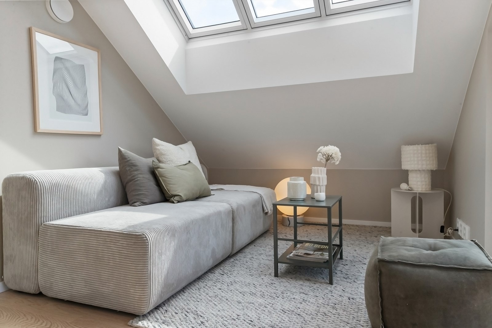 Stue i toppetasjen med stort takvindu. Galleribilde