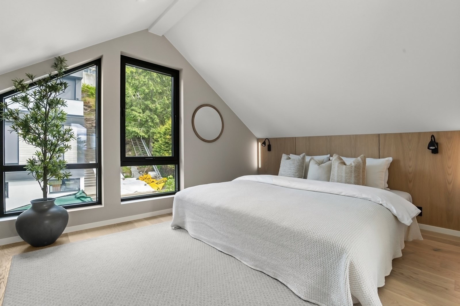 Toppetasjen har et romslig soverom. Galleribilde