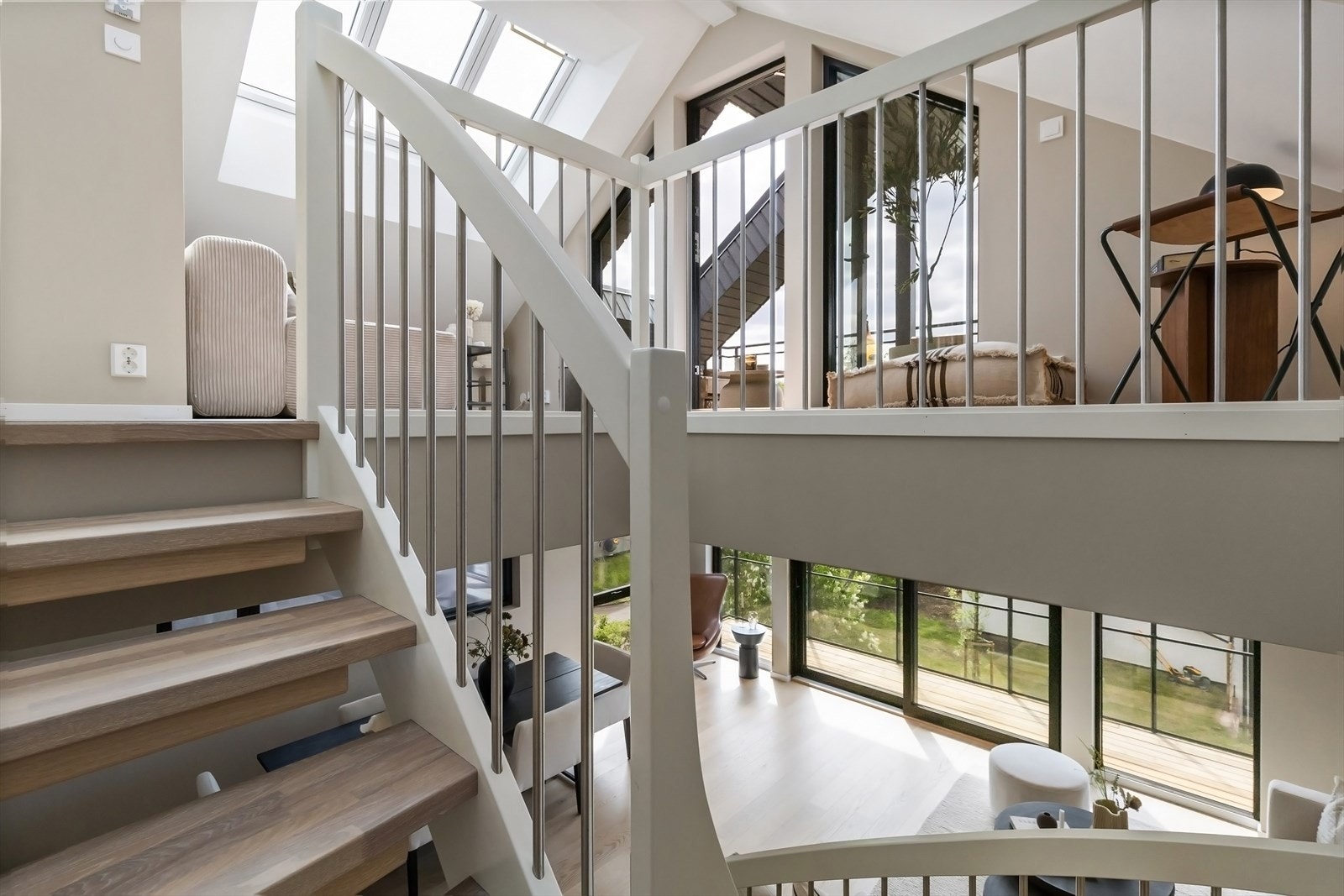 Mellom etasjene er det en hvitmalt trapp med eiketrinn og stålspiler. Galleribilde