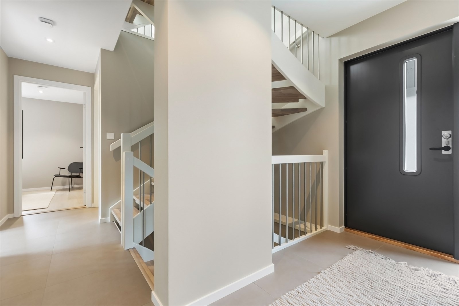 1.etasje består av et inngangsparti, tre romslige soverom og ett bad. Galleribilde