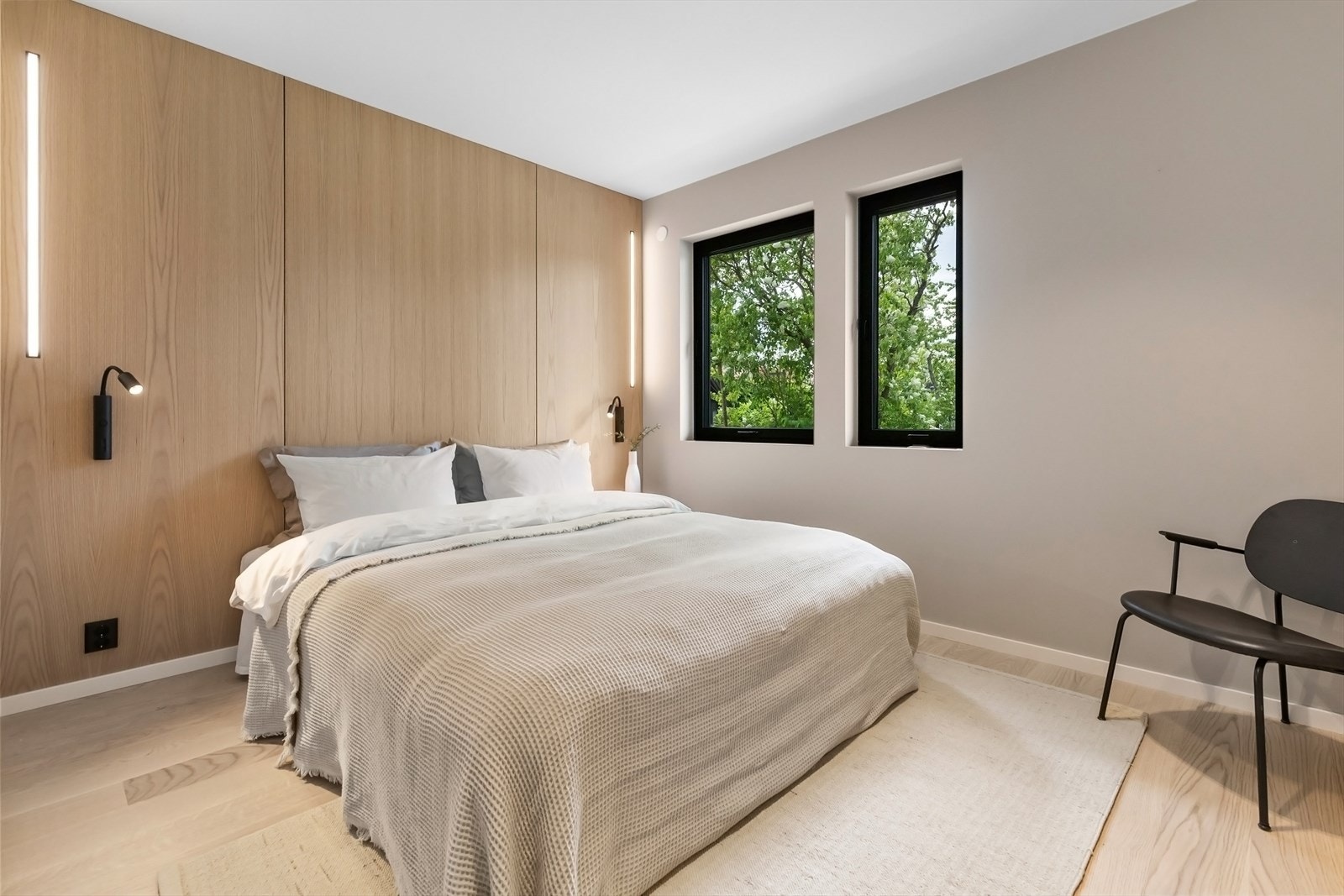 Boligen er levert med en gjennomført innvendig og utvendig belysningspakke. Galleribilde