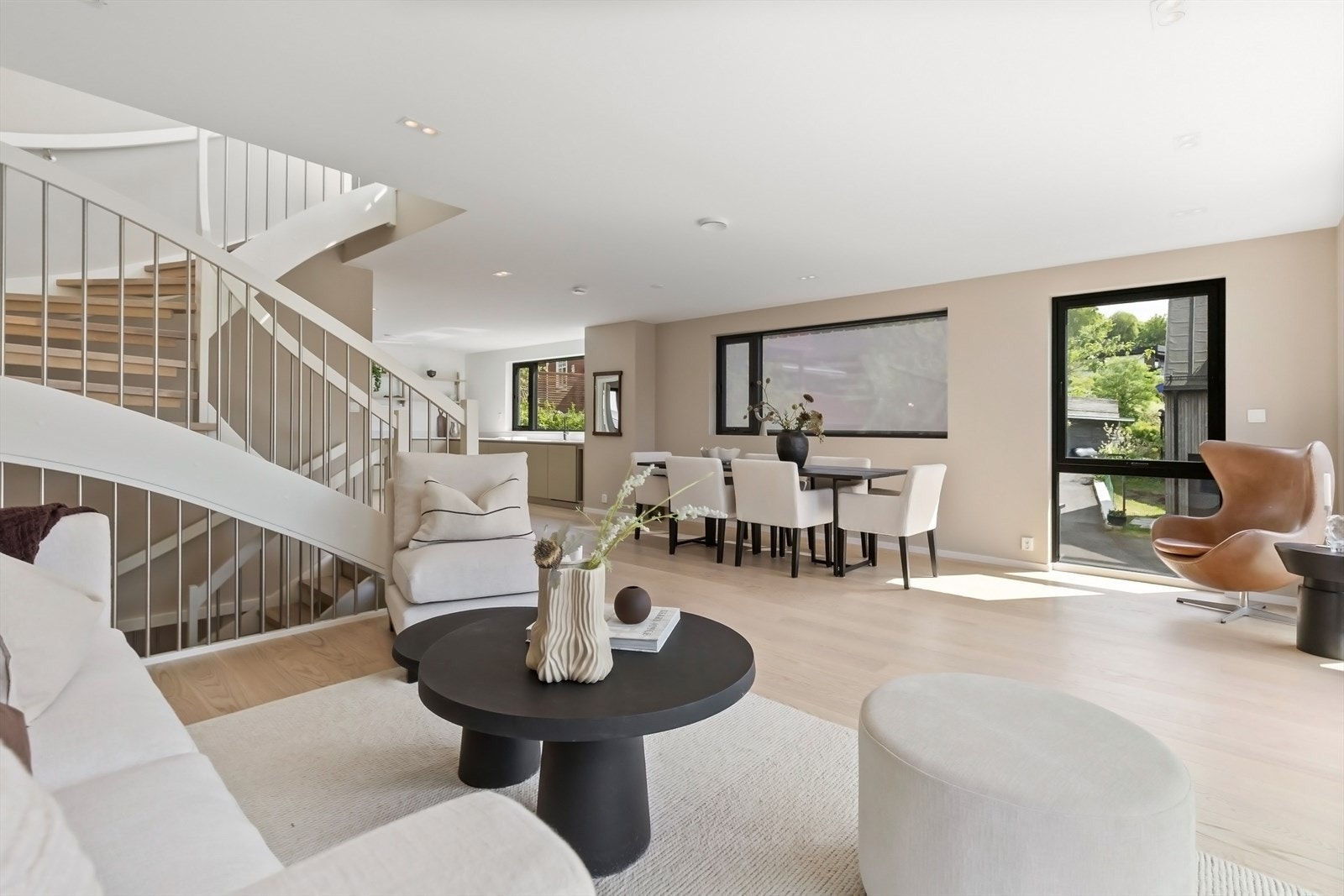 Romslig oppholdssone som kan deles inn i flere soner. Galleribilde