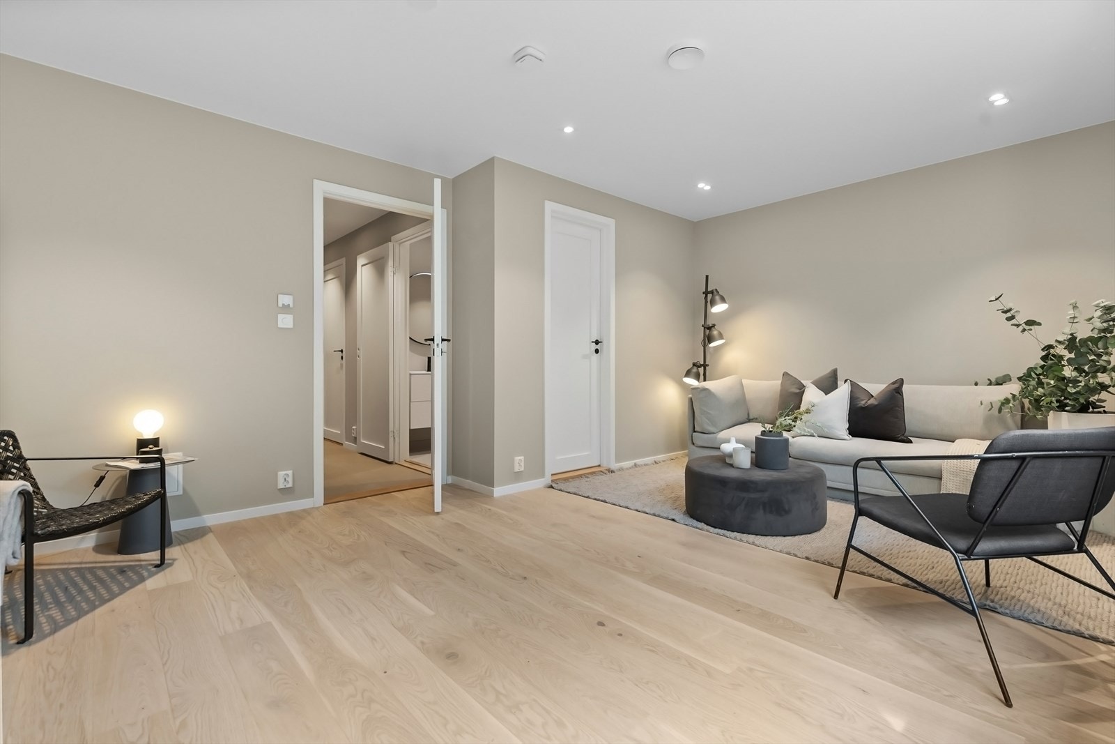 Kjellerstuen er tilrettelagt for hybeldel om det er ønskelig. Det er lagt opp avløp til et mulig mini kjøkken. Galleribilde