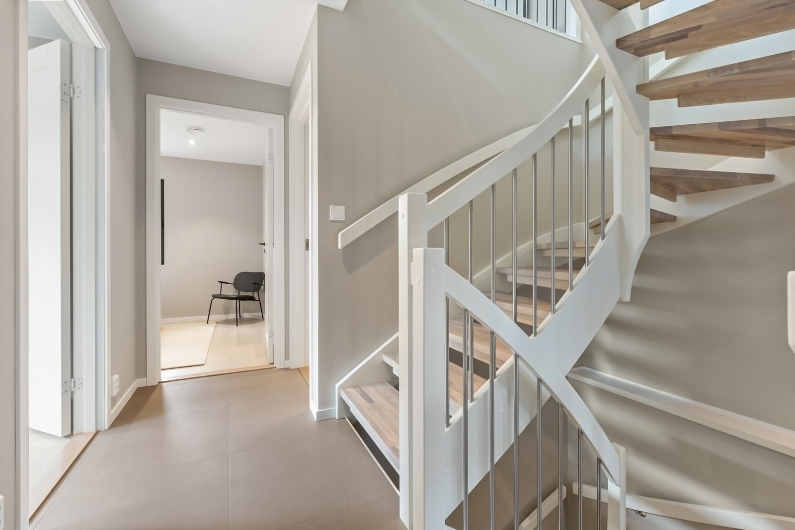 Delikat trapp mellom etasjene. Galleribilde