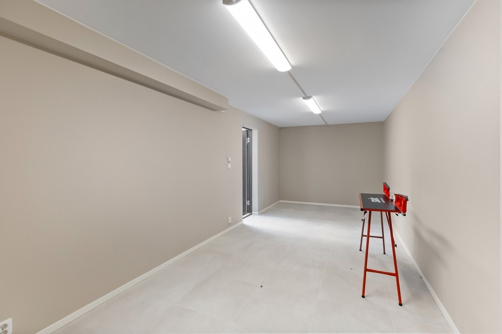 Boligen har en romslig sportsbod med gode oppbevaringsmuligheter. Galleribilde