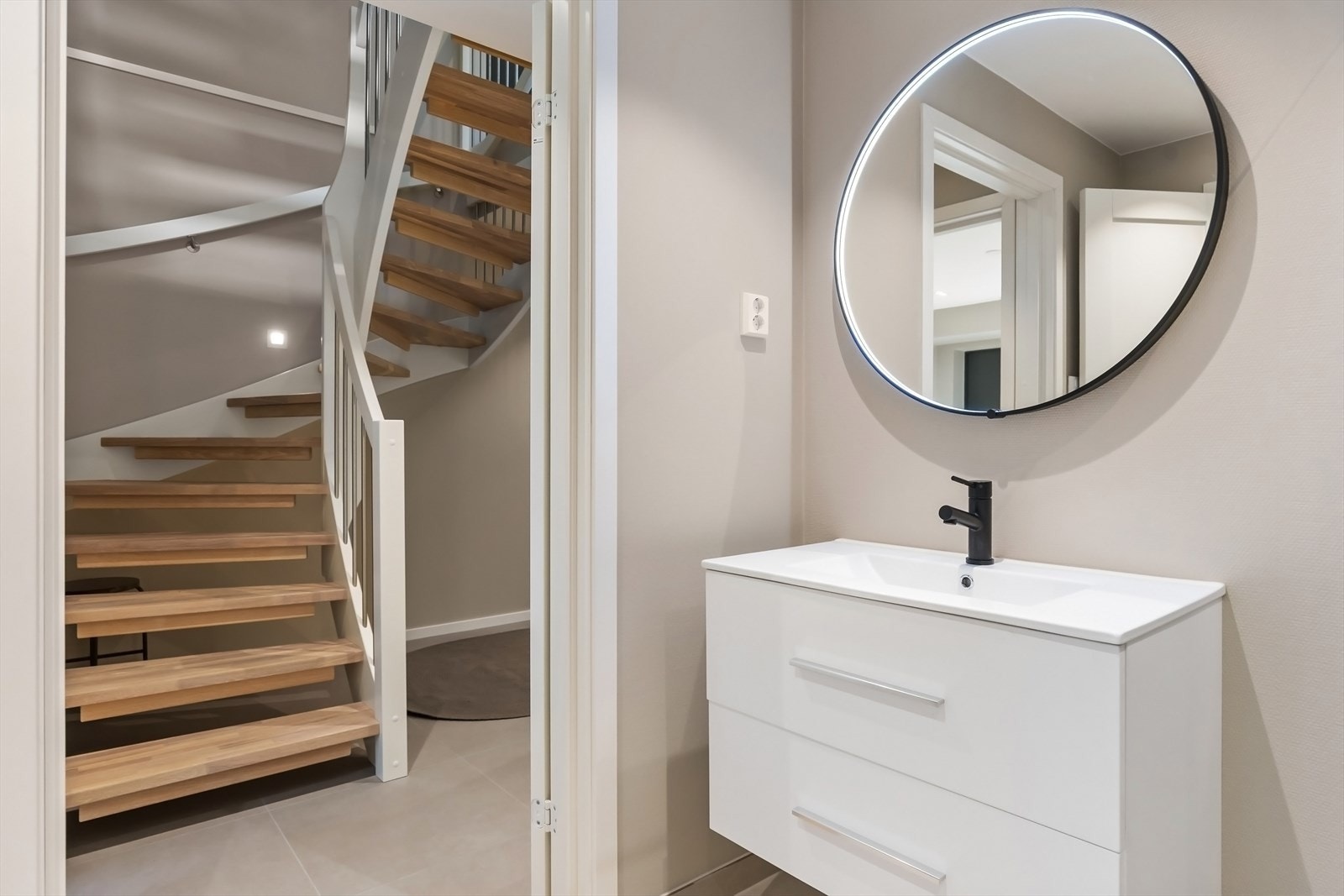 Pent flislagt bad i underetasjen. Galleribilde