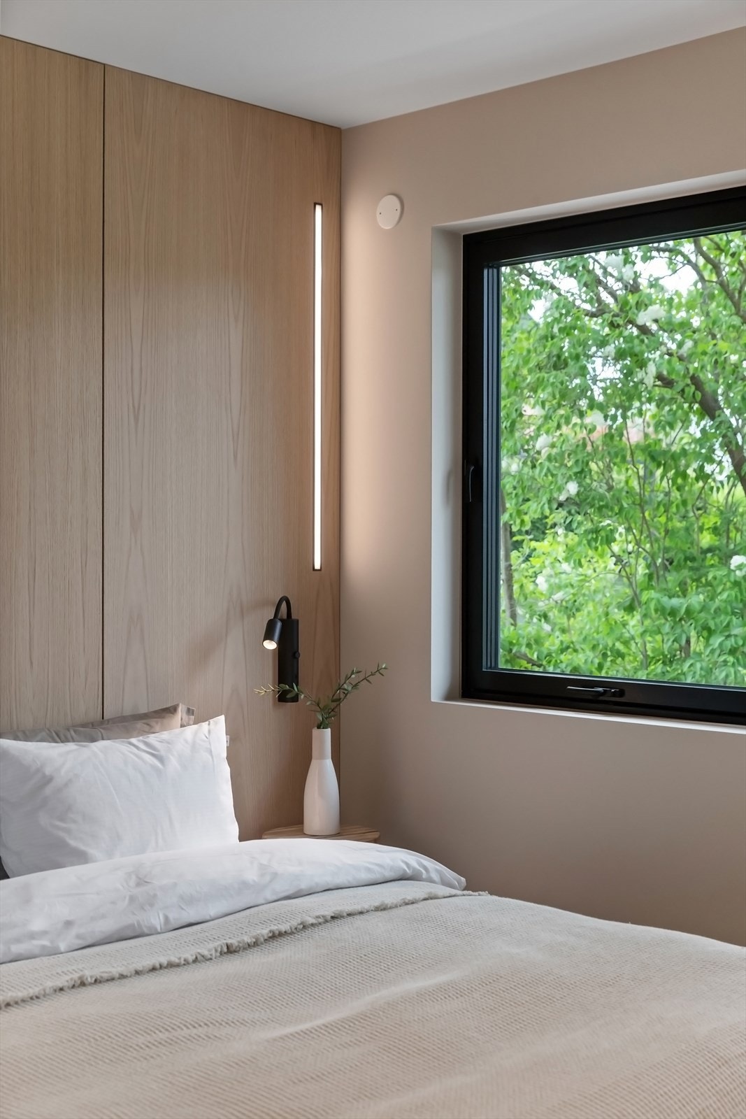 Soverommet har innslag av eikefiner på vegg. Galleribilde