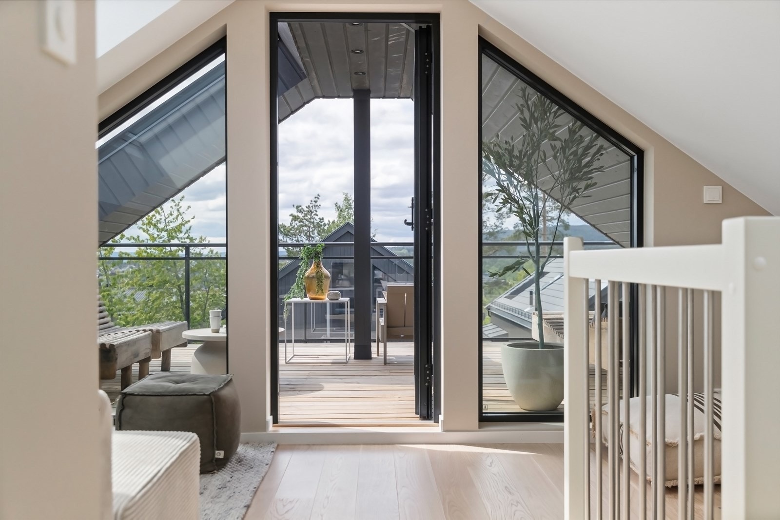 Stue i toppetasjen med utgang til takterrasse. Galleribilde