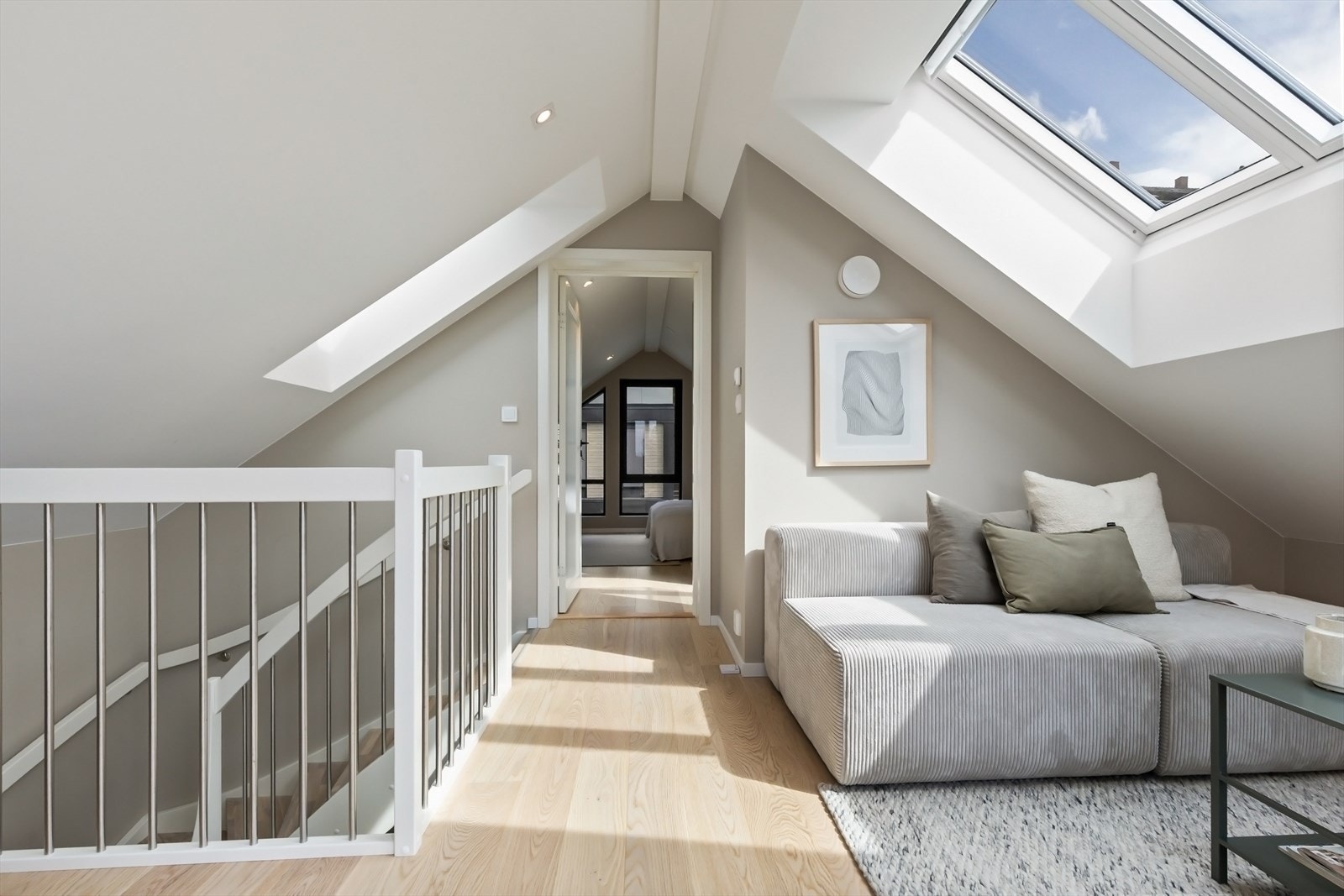 Stue i toppetasjen med stort takvindu. Galleribilde