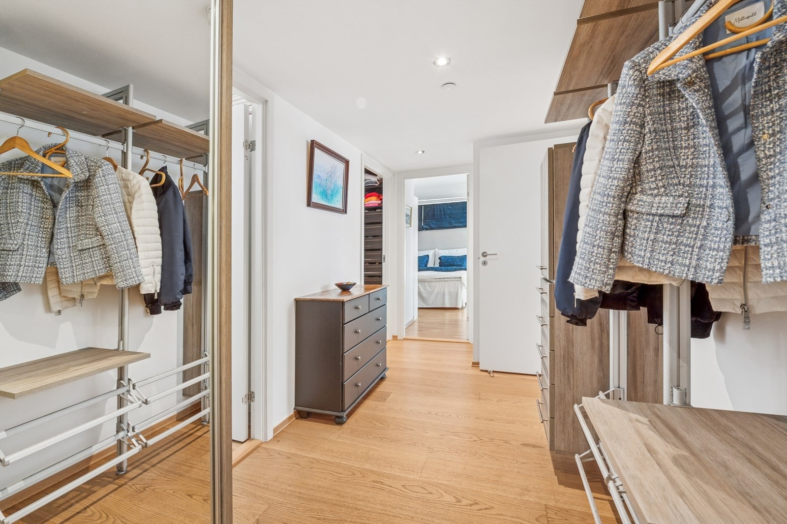 Entre og gang med god plass for å henge fra seg yttertøy og legge fra seg skotøy Galleribilde