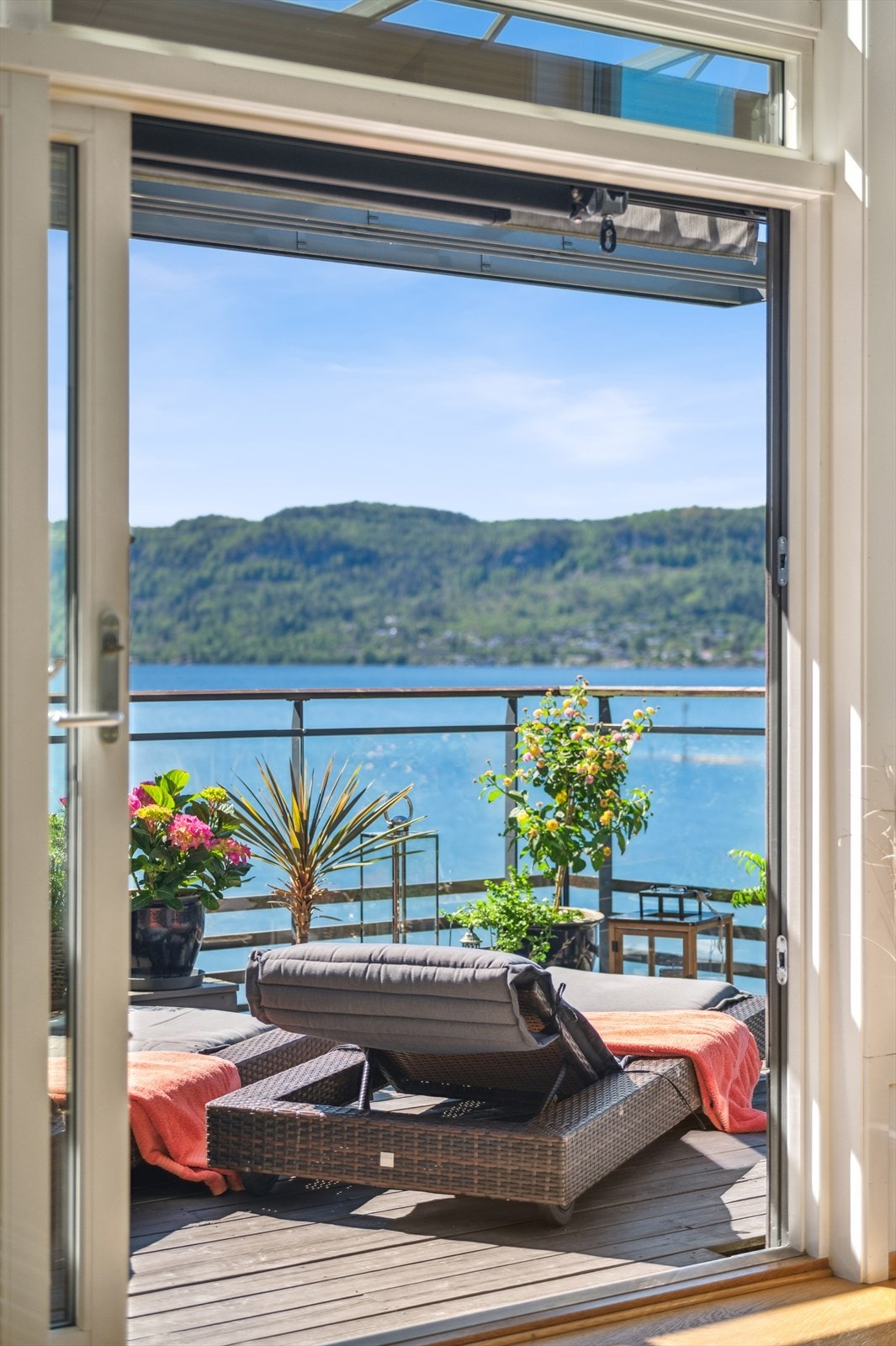 Adkomst til solrik balkong med en nydelig utsikt Galleribilde