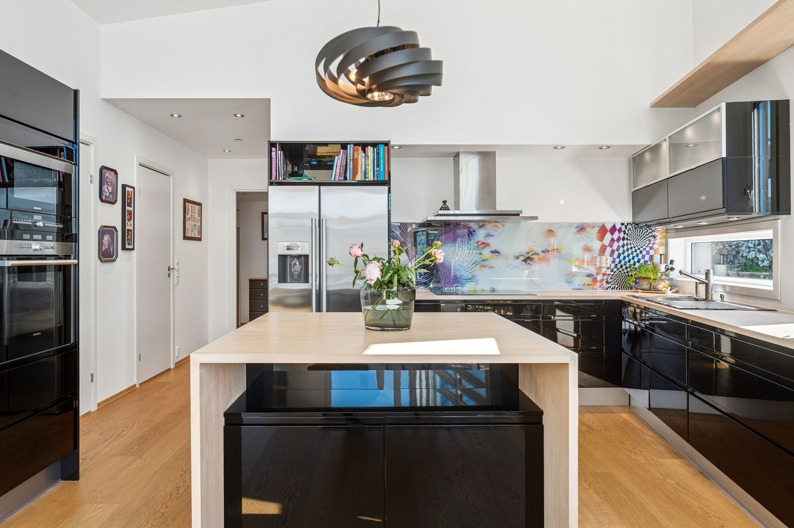 Lekkert HTH-kjøkken med integrert komfyr, induksjonstopp, micro og oppvaskmaskin Galleribilde