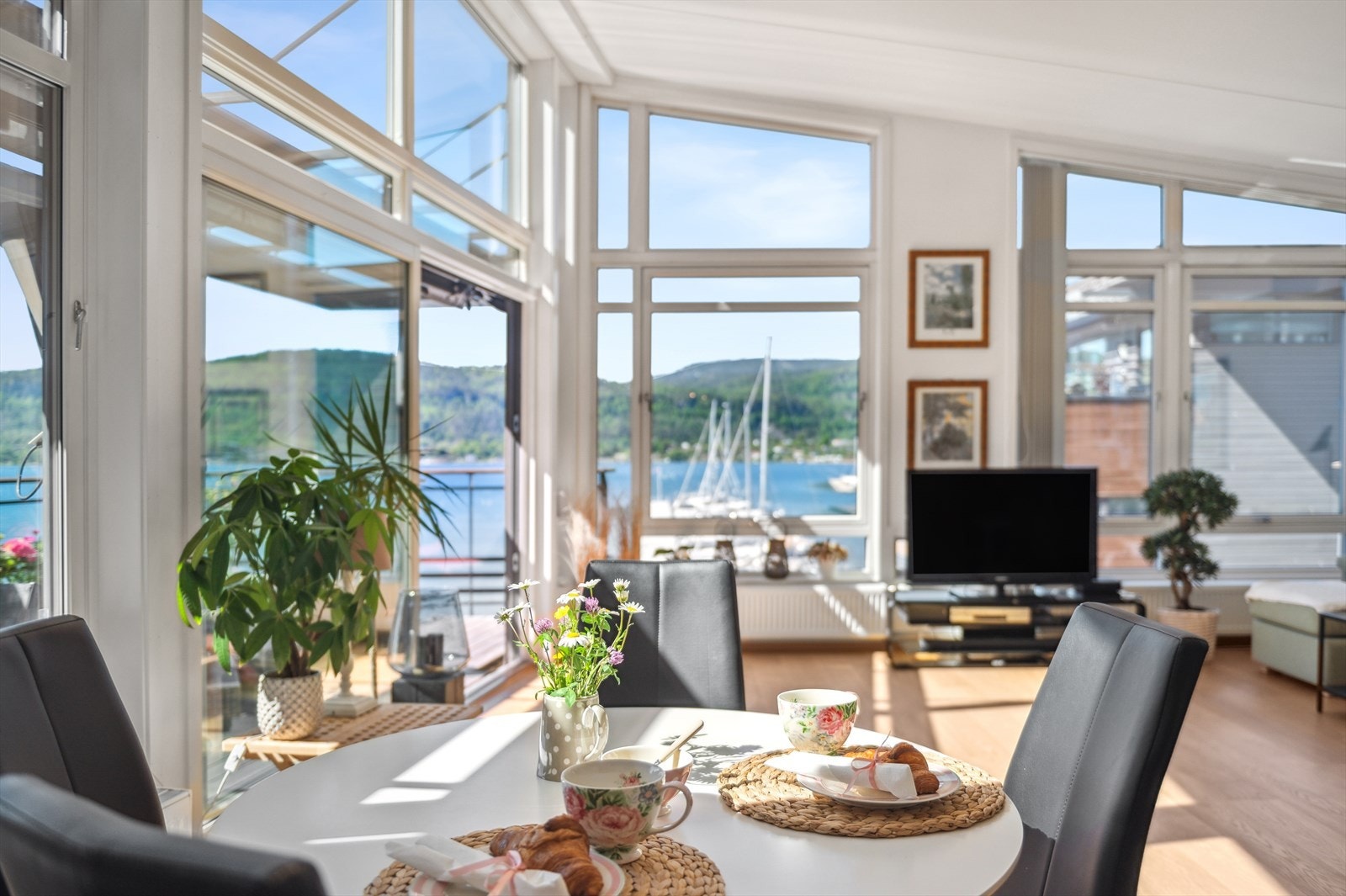 Et luftig allrom med generøs takhøyde på opptil 3,8 meter Galleribilde