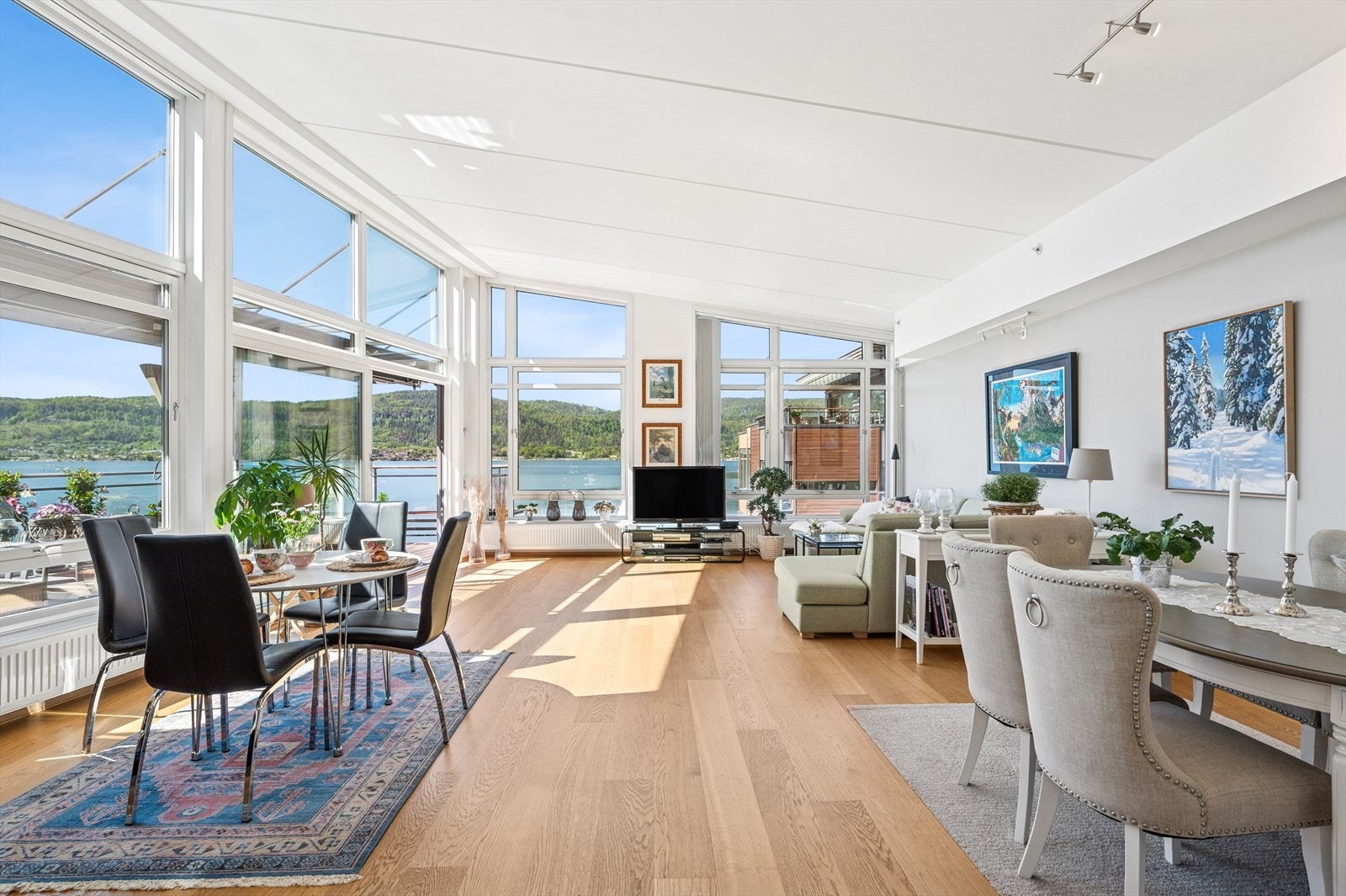 Det er flere gode møbleringssoner for flere sittegrupper, spisebord og sofakrok Galleribilde