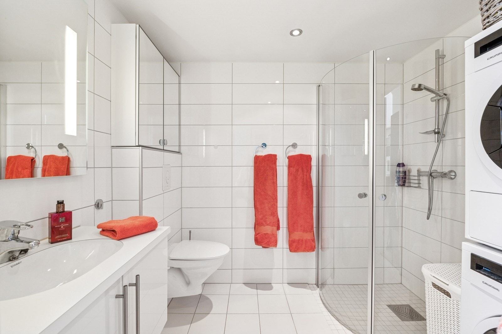 Baderom nummer to med adkomst fra hall mellom stue og entre med opplegg for vaskemaskin Galleribilde