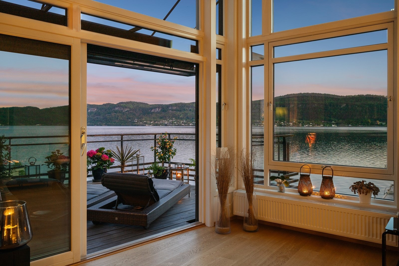 Store vindusflater som slipper inn masse lys og gir følelsen av sjøen inn i stua Galleribilde