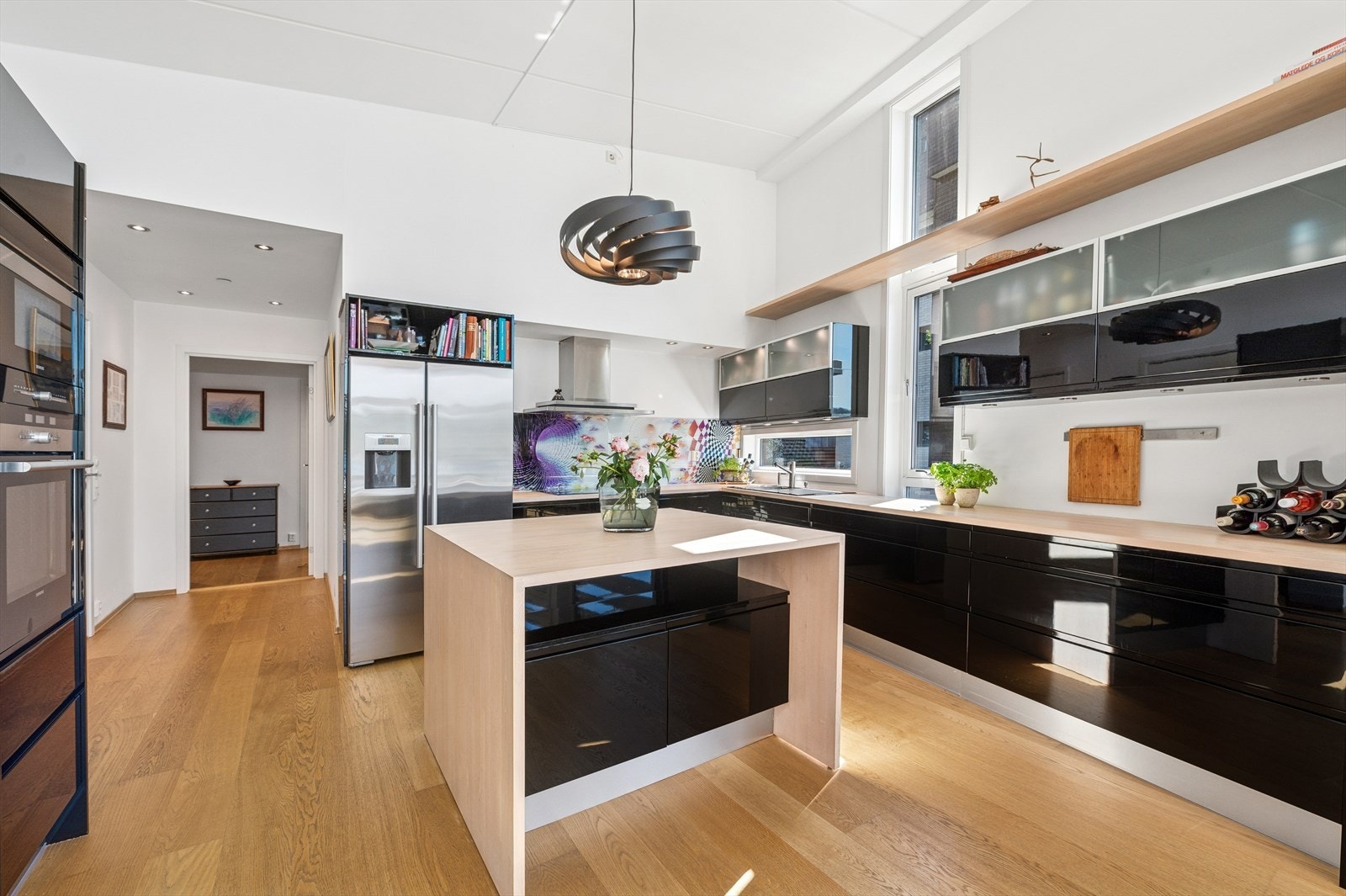 Kjøkkenets sorte høyglans gir en fin kontrast til det lyse rommet Galleribilde