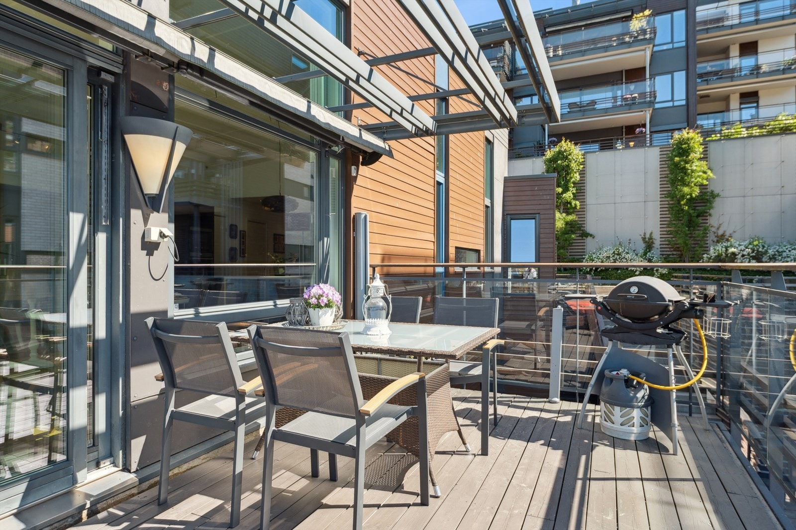 Romslig balkong med plass for både sittegruppe, grill og solsenger Galleribilde