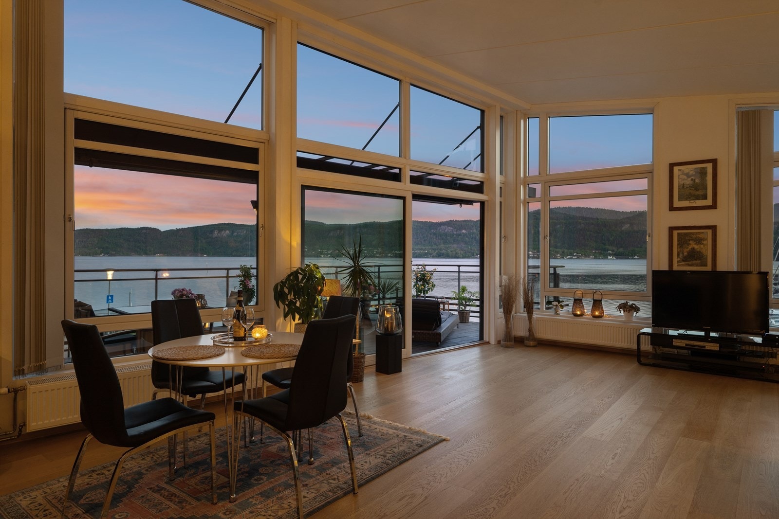 Unik hjørneleilighet med opptil 3,8 meter takhøyde og en meget god intern beliggenhet som byr på en fantastisk sjøutsikt! Galleribilde