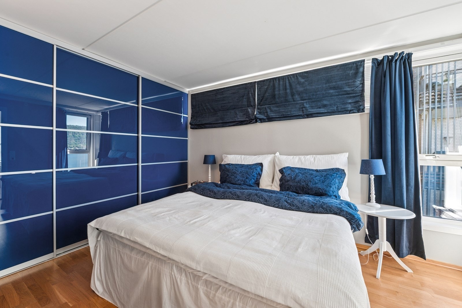 Hovedsoverommet er av den rosmlige sorten, med stor skyvedørsgarderobe og god plass for dobbelseng og nattbord Galleribilde