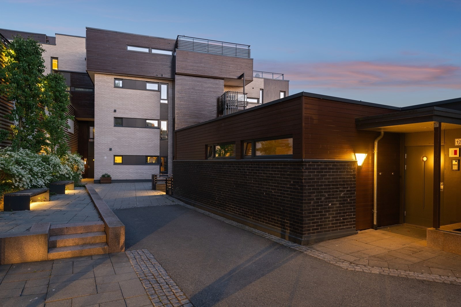 Det er rolig og pent rundt inngangspartiet, med trappeløs inngang til både hoveddør og inngangsdør Galleribilde