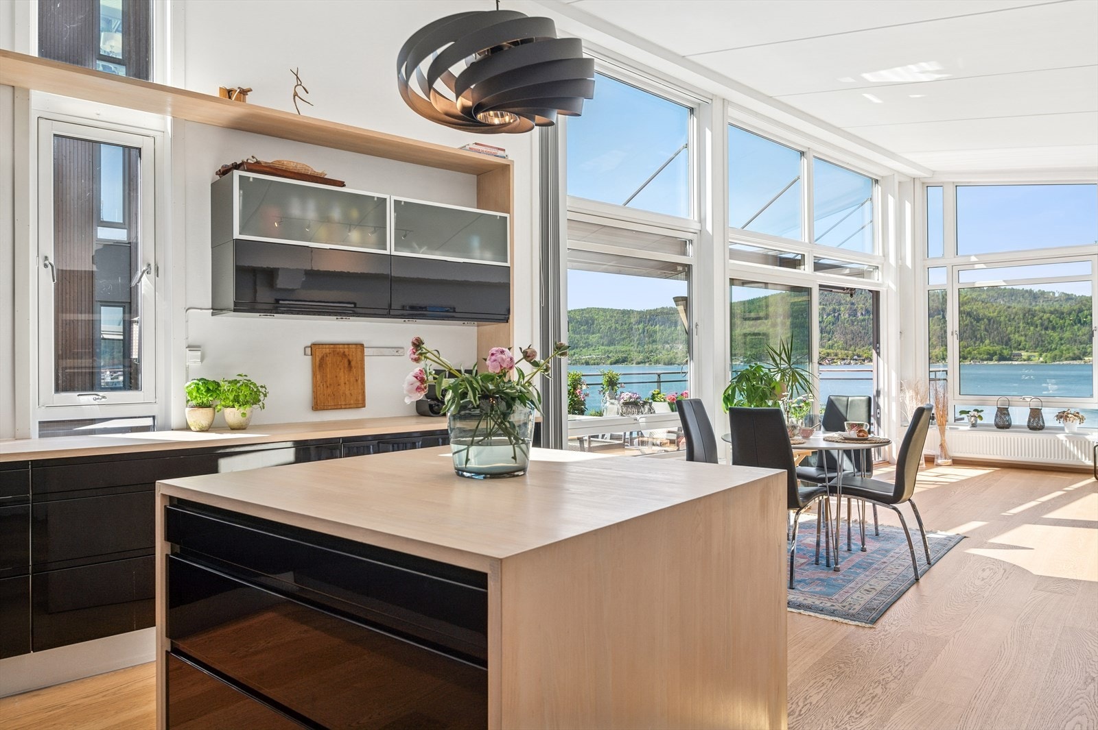 Godt med benke- og skapplass som innbyr både matlaging og baking Galleribilde